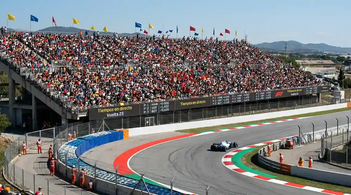 Pilotos de Fórmula 1 en el podio con pantalla de cuotas del campeonato al fondo